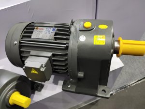 齿轮减速电机在矿石运送带上的安装流程与注意